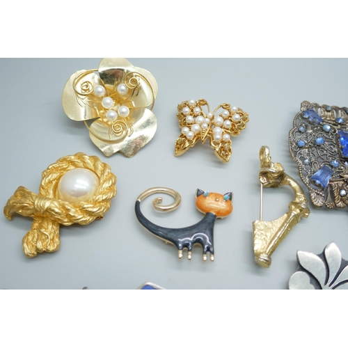 7140 - A collection of vintage costume brooches