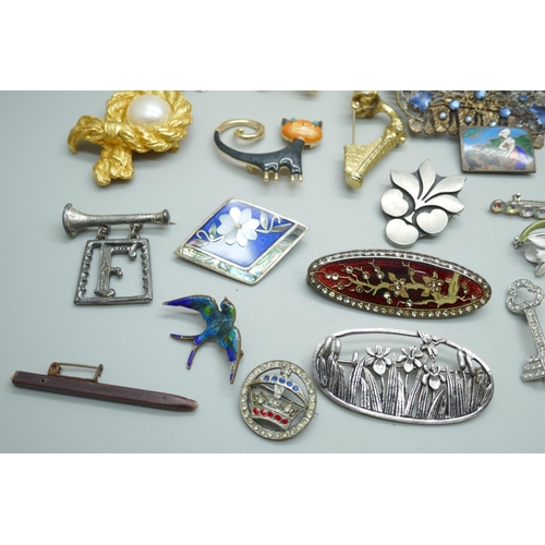 7140 - A collection of vintage costume brooches