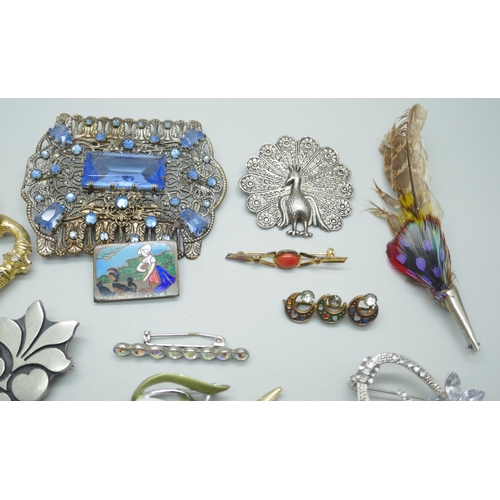 7140 - A collection of vintage costume brooches