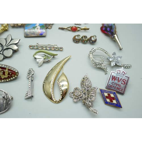 7140 - A collection of vintage costume brooches