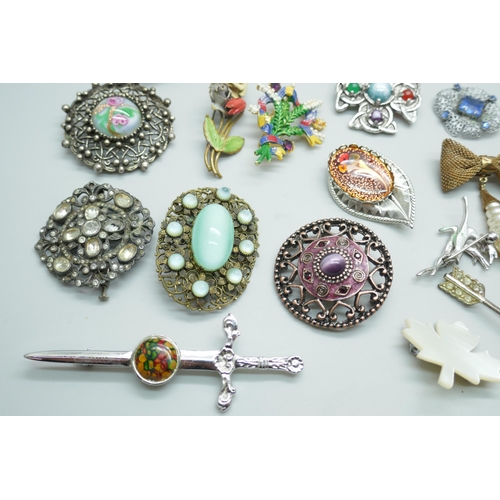 7141 - A collection of costume brooches including vintage and Art Nouveau style