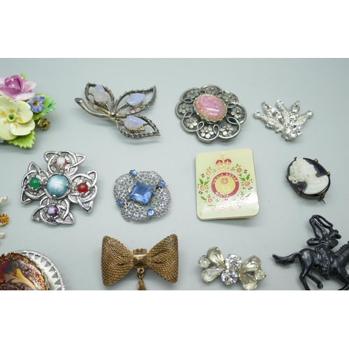 7141 - A collection of costume brooches including vintage and Art Nouveau style