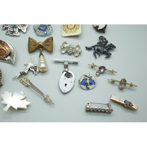 7141 - A collection of costume brooches including vintage and Art Nouveau style