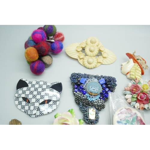 7143 - A collection of vintage costume brooches