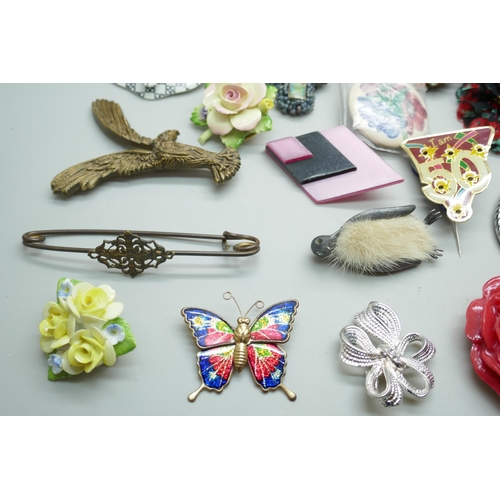 7143 - A collection of vintage costume brooches