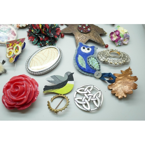 7143 - A collection of vintage costume brooches