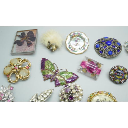 7144 - A collection of vintage costume brooches