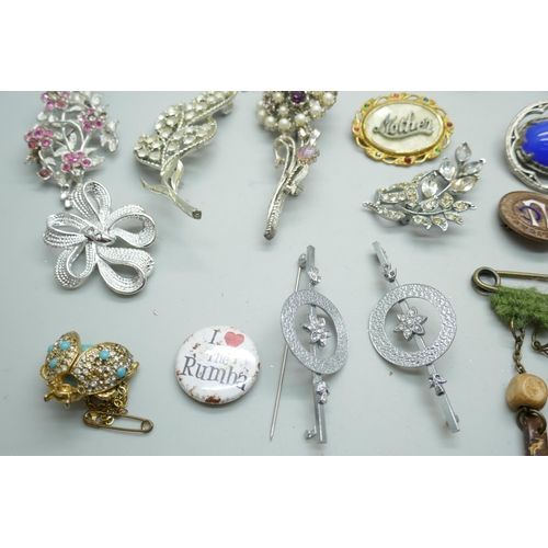 7144 - A collection of vintage costume brooches