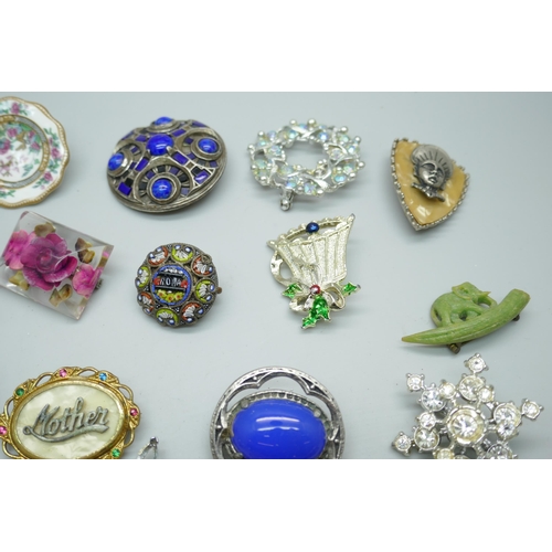 7144 - A collection of vintage costume brooches