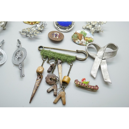 7144 - A collection of vintage costume brooches