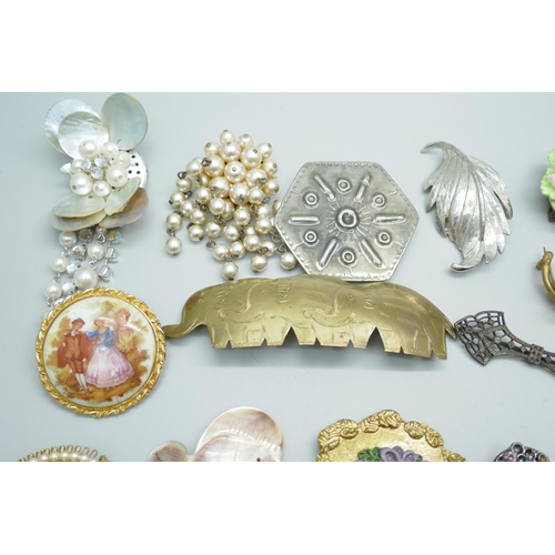 7145 - A collection of vintage costume brooches