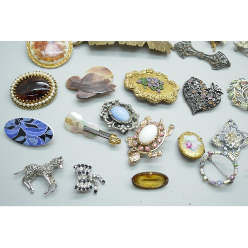 7145 - A collection of vintage costume brooches