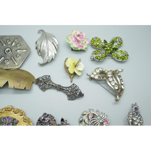 7145 - A collection of vintage costume brooches