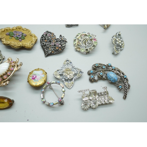 7145 - A collection of vintage costume brooches