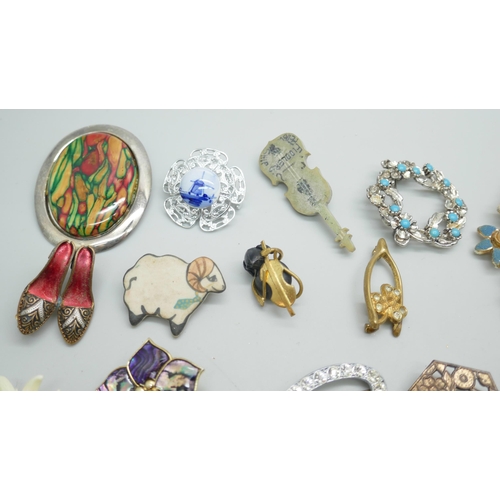 7147 - A collection of vintage costume brooches