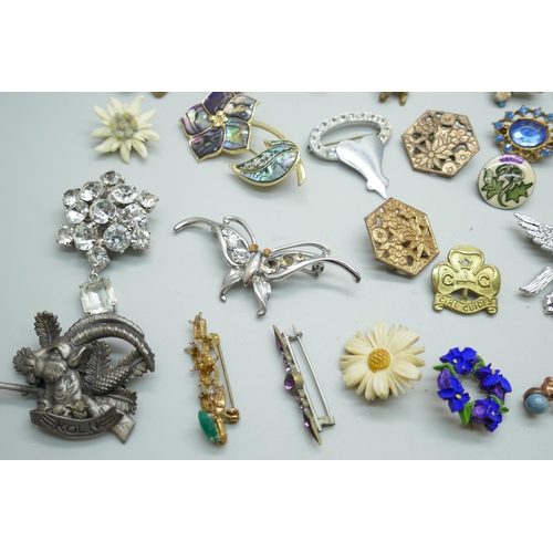 7147 - A collection of vintage costume brooches