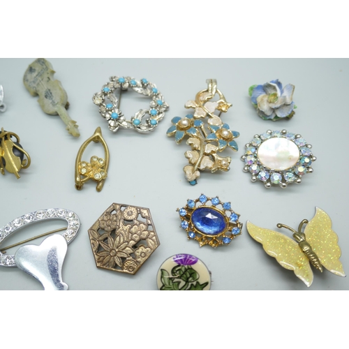 7147 - A collection of vintage costume brooches