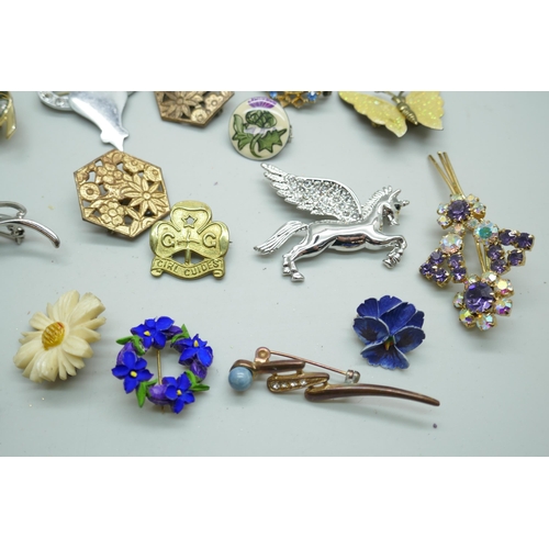 7147 - A collection of vintage costume brooches