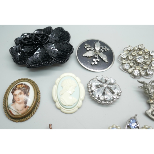 7148 - A collection of vintage costume brooches