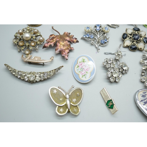 7148 - A collection of vintage costume brooches