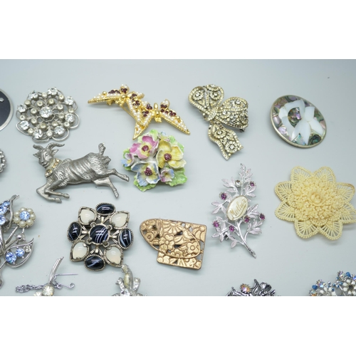 7148 - A collection of vintage costume brooches