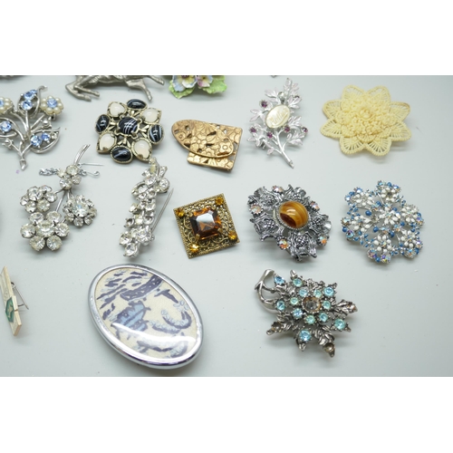 7148 - A collection of vintage costume brooches