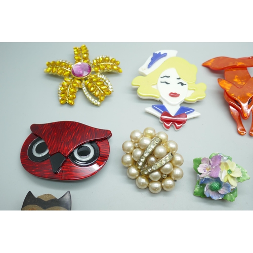 7149 - A collection of costume brooches including Art Deco style