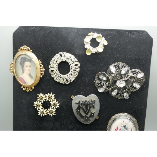 7154 - A collection of vintage brooches including a Norwegian wedding brooch