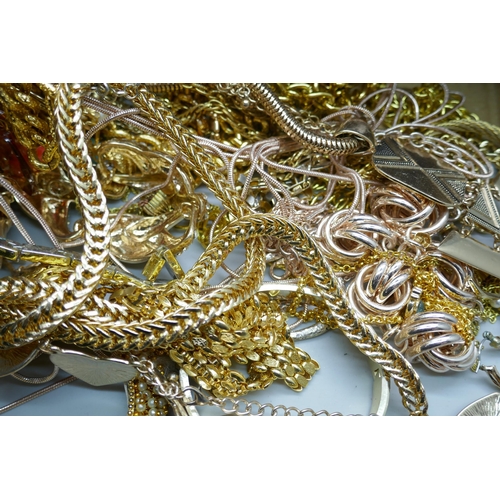 7155 - A collection of gold tone jewellery