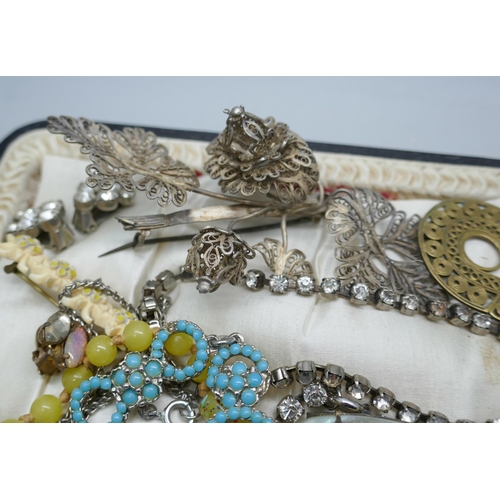 7156 - A collection of vintage jewellery