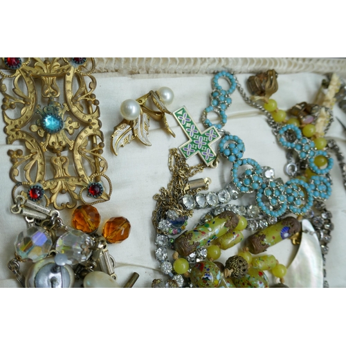 7156 - A collection of vintage jewellery