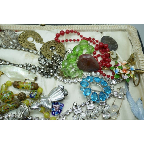 7156 - A collection of vintage jewellery