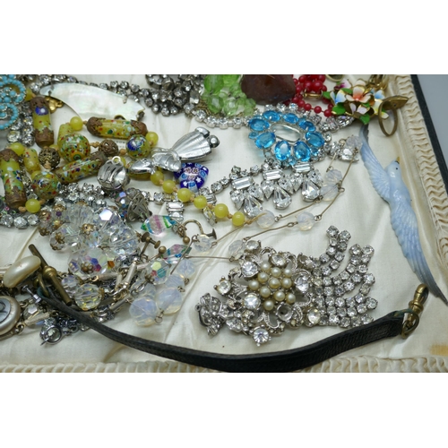 7156 - A collection of vintage jewellery