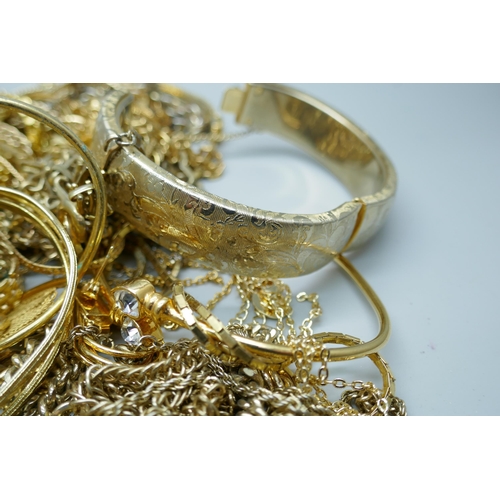 7157 - A collection of gold tone jewellery