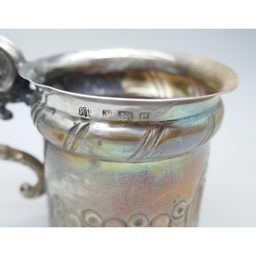 7232 - A small silver mug with embossed decoration, Birmingham 1904, a/f, 52g, 6.5cm