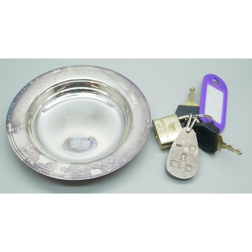 7260 - A silver dish, 9.5cm, and a silver keyring, 90g total