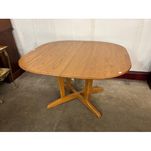 59 - An Ercol Blonde ash extending dining table