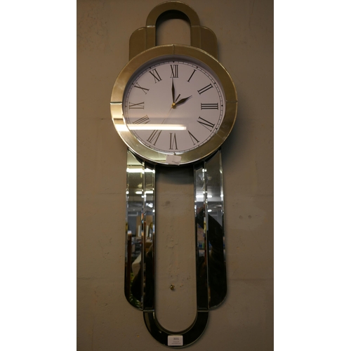 3031 - A mirrored clock