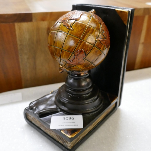 3096 - A pair of globe bookends