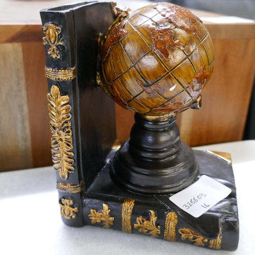 3096 - A pair of globe bookends