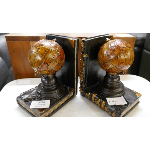 3096 - A pair of globe bookends