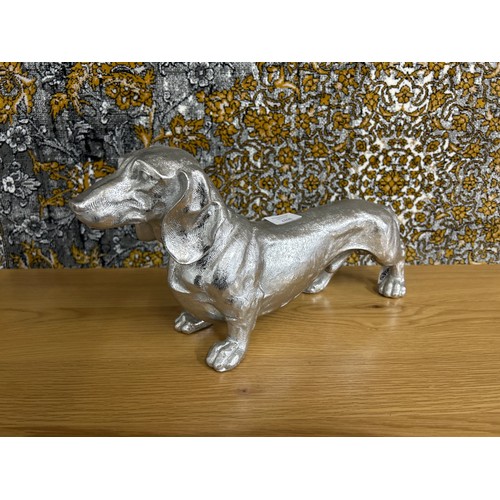 3340 - A silver effect figure of a Dashshund (TPR7319)