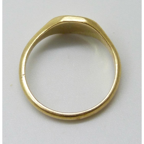 7026 - An 18ct gold signet ring with monogram, 2.6g, H