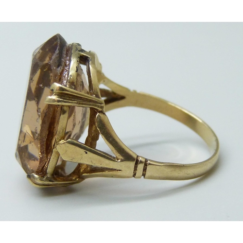 7037 - A 9ct gold ring set with a glass stone, 6.1g, N