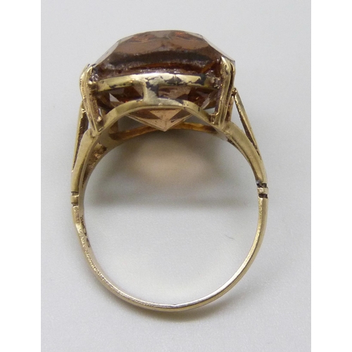 7037 - A 9ct gold ring set with a glass stone, 6.1g, N