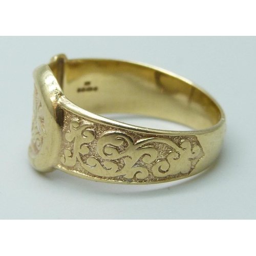 7055 - A 9ct gold engraved buckle style ring, 4.3g, R