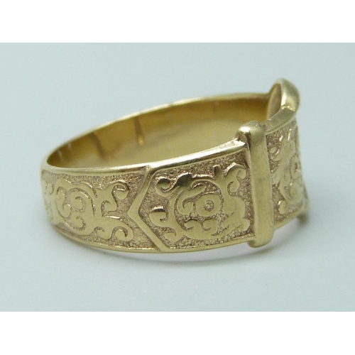 7055 - A 9ct gold engraved buckle style ring, 4.3g, R