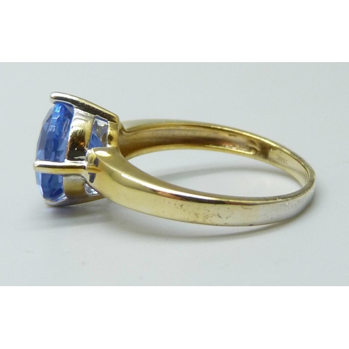 7058 - A silver gilt blue fluorite set ring, S