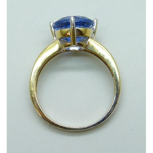 7058 - A silver gilt blue fluorite set ring, S