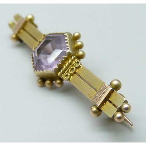 7059 - A Victorian 9ct gold bar brooch set with an amethyst, 2.3g, 4cm, with jewellery box